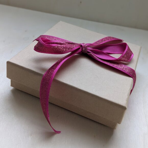 Elegant Gold Pendant Necklace - Picture 5 of 8